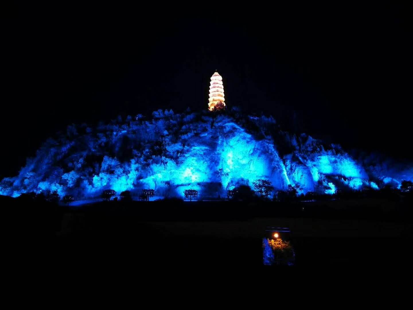 青海祁連縣卓爾山景區(qū)山體亮化工程
